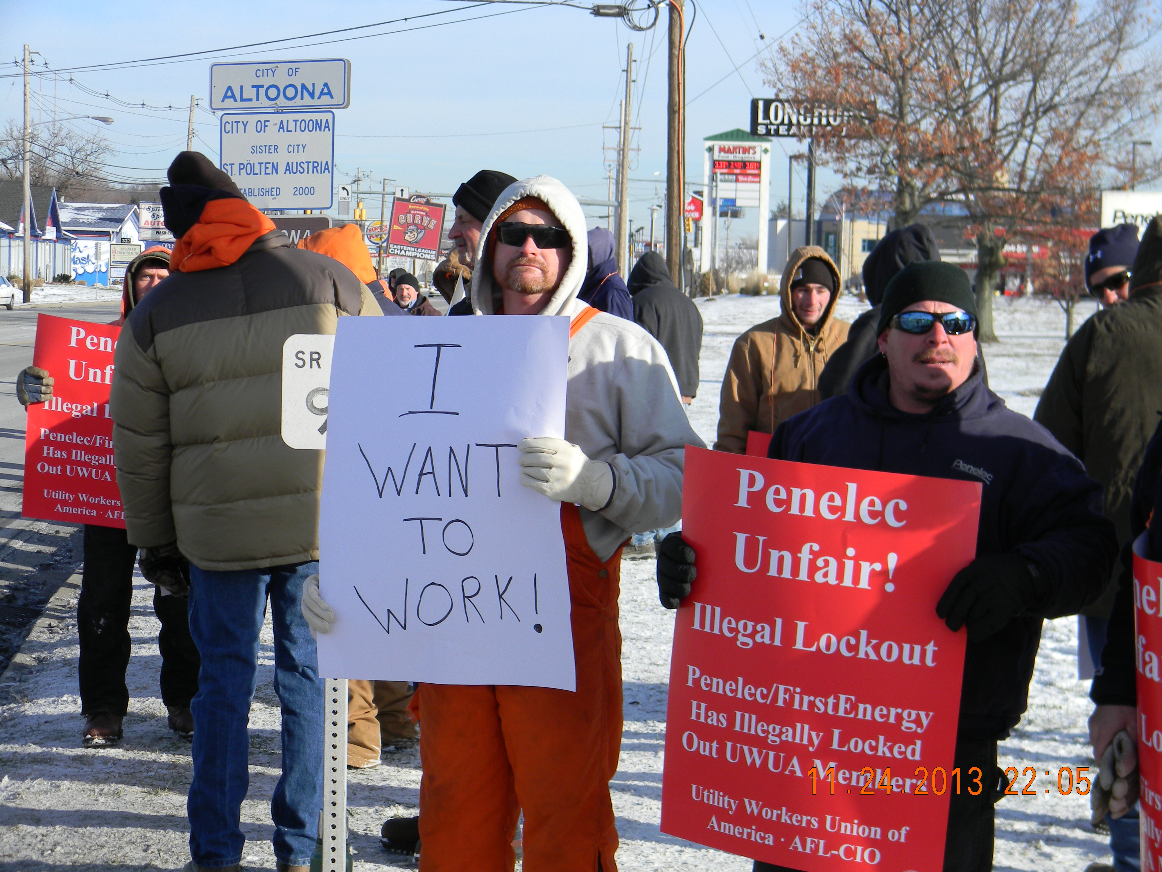 UWUA picket lines in Altoona, Pennsylvania