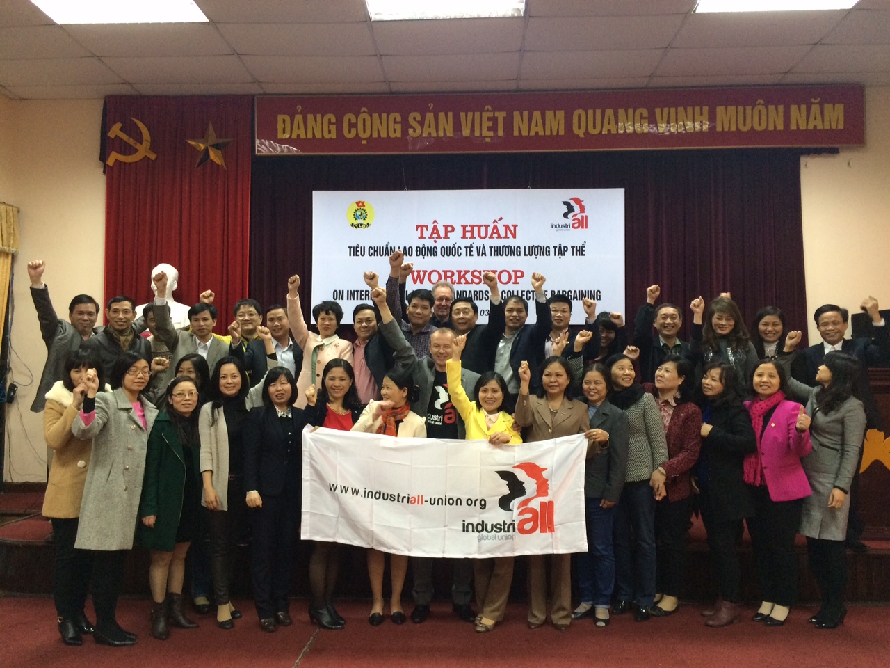 Participantes en el taller de IndustriALL realizado en Hanói en marzo.