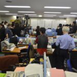 Les journalistes s’entassent dans le bureau du JCM