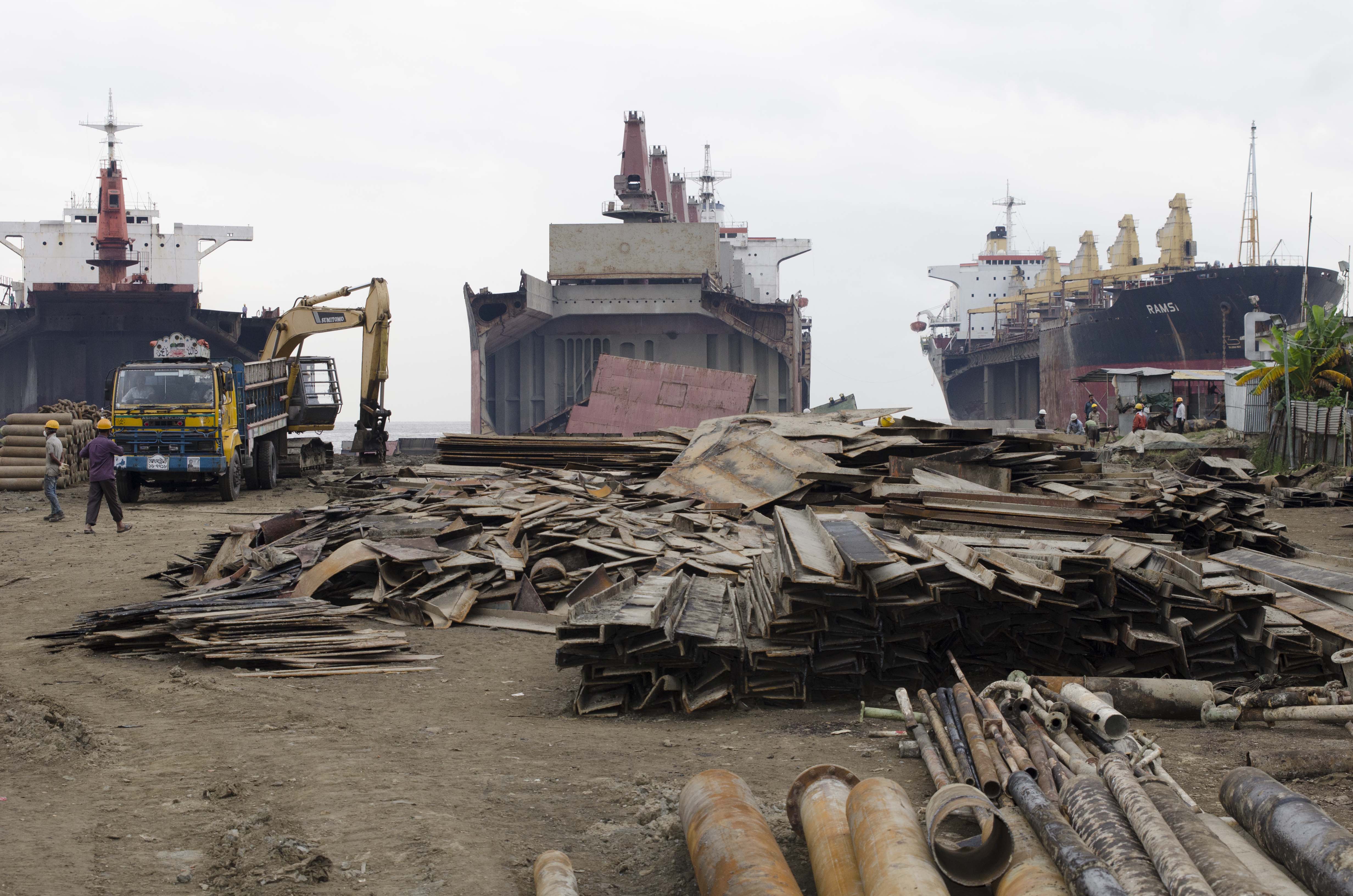 Представители IndustriALL в рамках кампании по обеспечению безопасных условий труда в отрасли утилизации судов посетили верфь по разборке судов в Бангладеш.