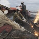 A diferencia del vecino país de la India, los astilleros de Bangladesh son de propiedad privada, y hay poca supervisión de las condiciones de trabajo por parte de las autoridades.