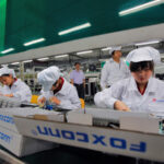 Línea de montaje en planta de Foxconn. SOMO