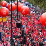 90.000 travailleurs, dont ceux affiliés aux membres britanniques d’IndustriALL, défilent pour soutenir la campagne du TUC pour augmenter le salaire minimum. UNITE