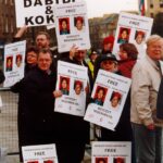Фред Хиггс (слева) во время пикета заседания компании Commonweath в Эдинбурге, Великобритания, требует освобождения двух заключенных нигерийских рабочих-нефтяников.