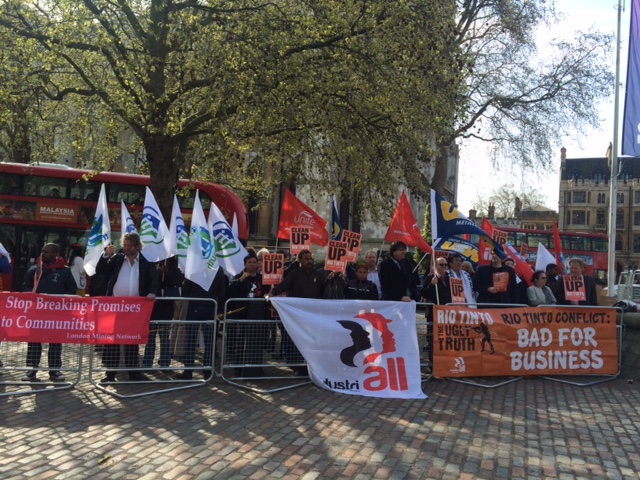 Manifestation syndicale au moment où les actionnaires entrent à l’Assemblée générale