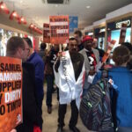 Manifestation des syndicats dans la bijouterie H. Samuel, qui vend des diamants de Rio Tinto