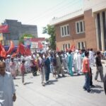 La concentración a su paso por la estación de policía de la División A, en Gujrat (7 de octubre de 2014)