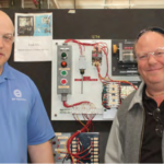 Chris Crump y Rocky Dialcovo en el Centro de Adiestramiento Técnico de UAW-Ford