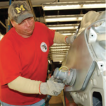 Kenneth Tracy Jr., travailleur chez GM au travail à la section finition du métal de l’atelier carrosserie. C’est un membre de la section 5960 de l’UAW de Lake Orion, Michigan