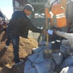 Раздача листовок работникам Rio Tinto в Монголии