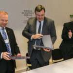 Le Directeur général de l'OIT, Guy Rider, applaudit à la signature de l'accord entre IndustriALL et Total, à Davos. Source : WEF/Benedikt von Loebell